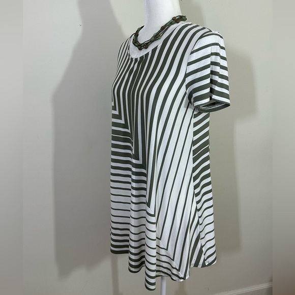 Jessica Simpson sz Md maternity top in olive and off white wandering stripes - Picture 3 of 15